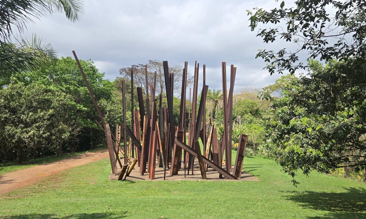 A escultura com as vigas de ferro Beam Drop Inhotim (Chris Burden) &eacute; uma das mais conhecidas