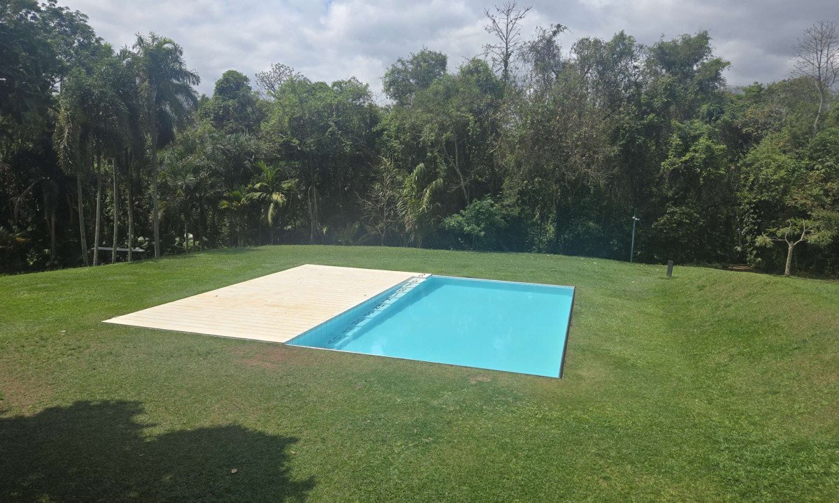 Leve roupa de banho e nade na instala&ccedil;&atilde;o Piscina (2009), de Jorge Macchi