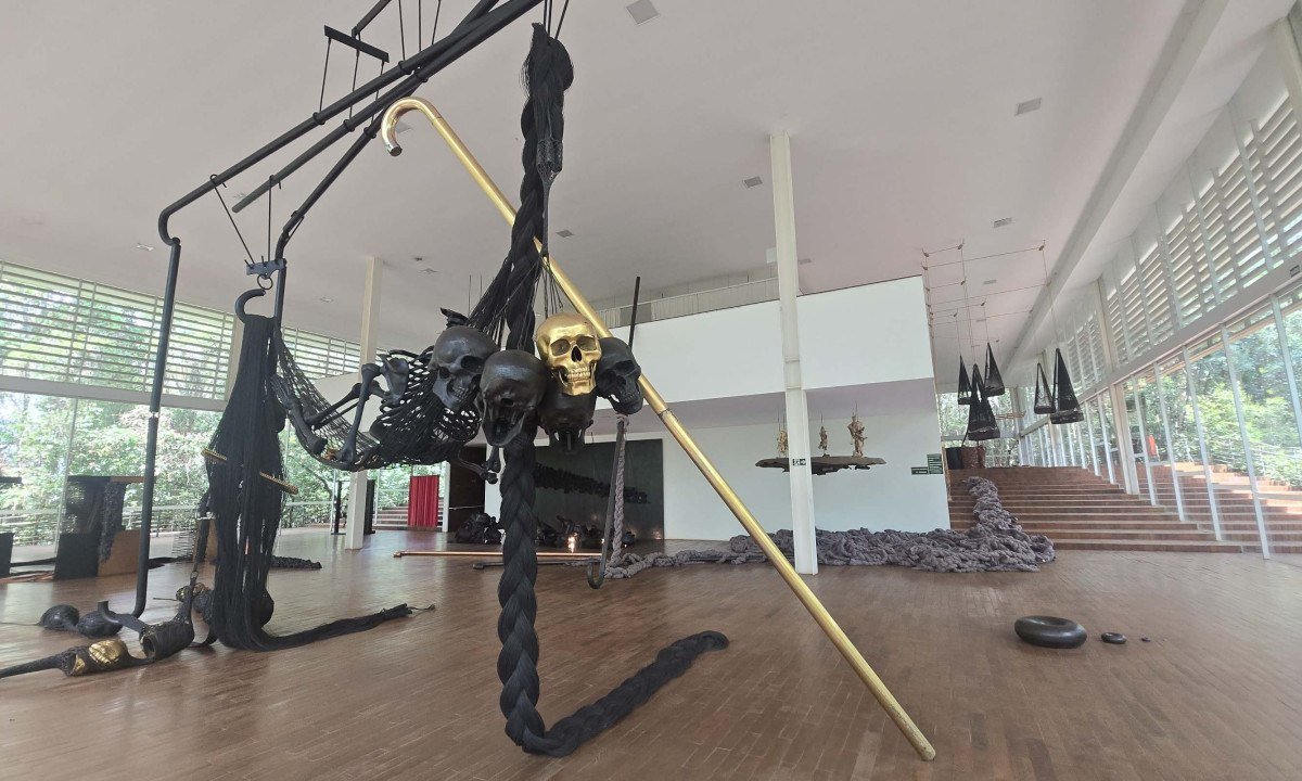 Visite a Galeria Psicoativa Tunga (uma das maiores do parque): edif&iacute;cio de vidro inserido na mata
