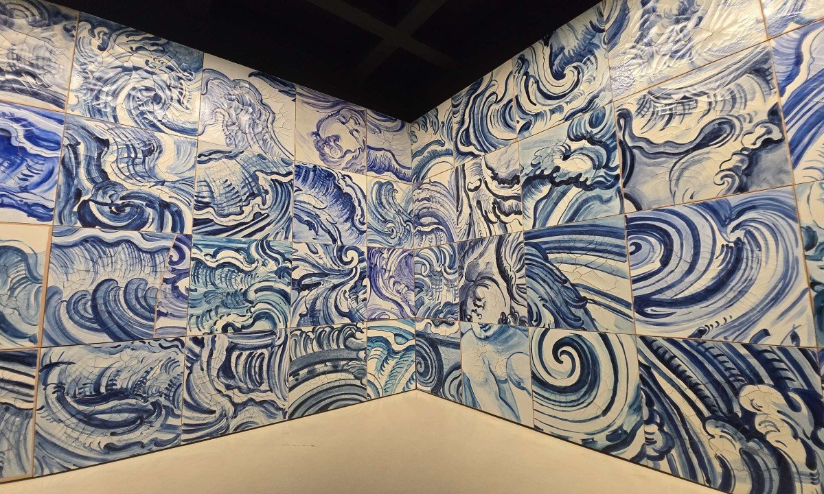 Galeria Adriana Varej&atilde;o: arquitetura que incorpora azulejos, &aacute;gua e formas de ru&iacute;na