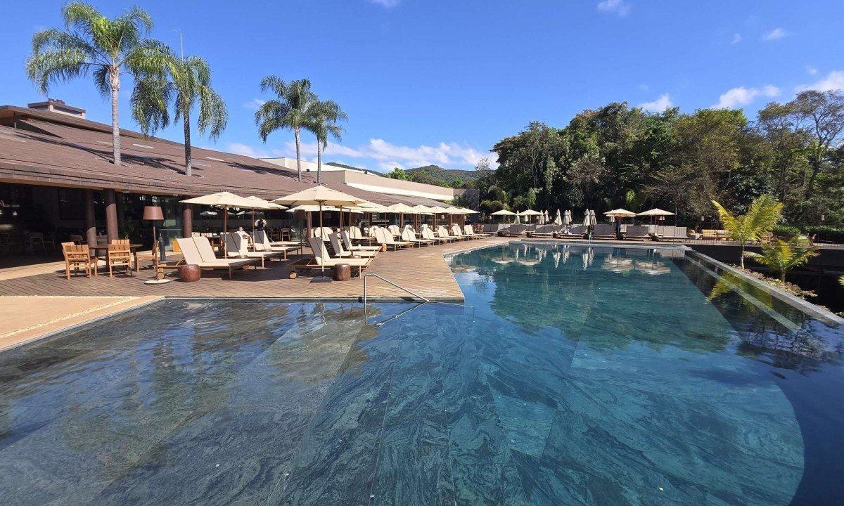 Piscina externa climatizada com borda infinita e vista para as montanhas oferece momento de relaxamento e bem-estar - (crédito: Carlos Altman/EM)