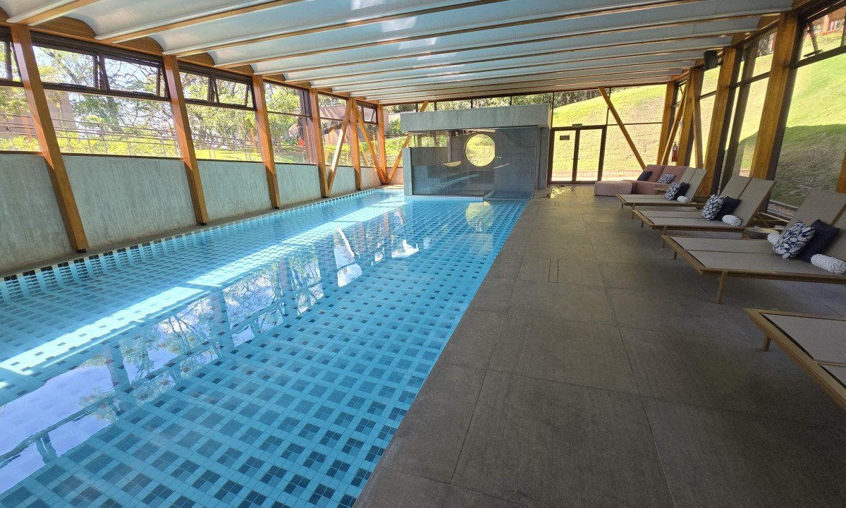 Piscina coberta e aquecida, revestida com pastilhas de cer&acirc;mica artesanais em 22 tons de cinza, criadas pelo artista pernambucano Jos&eacute; Patr&iacute;cio 