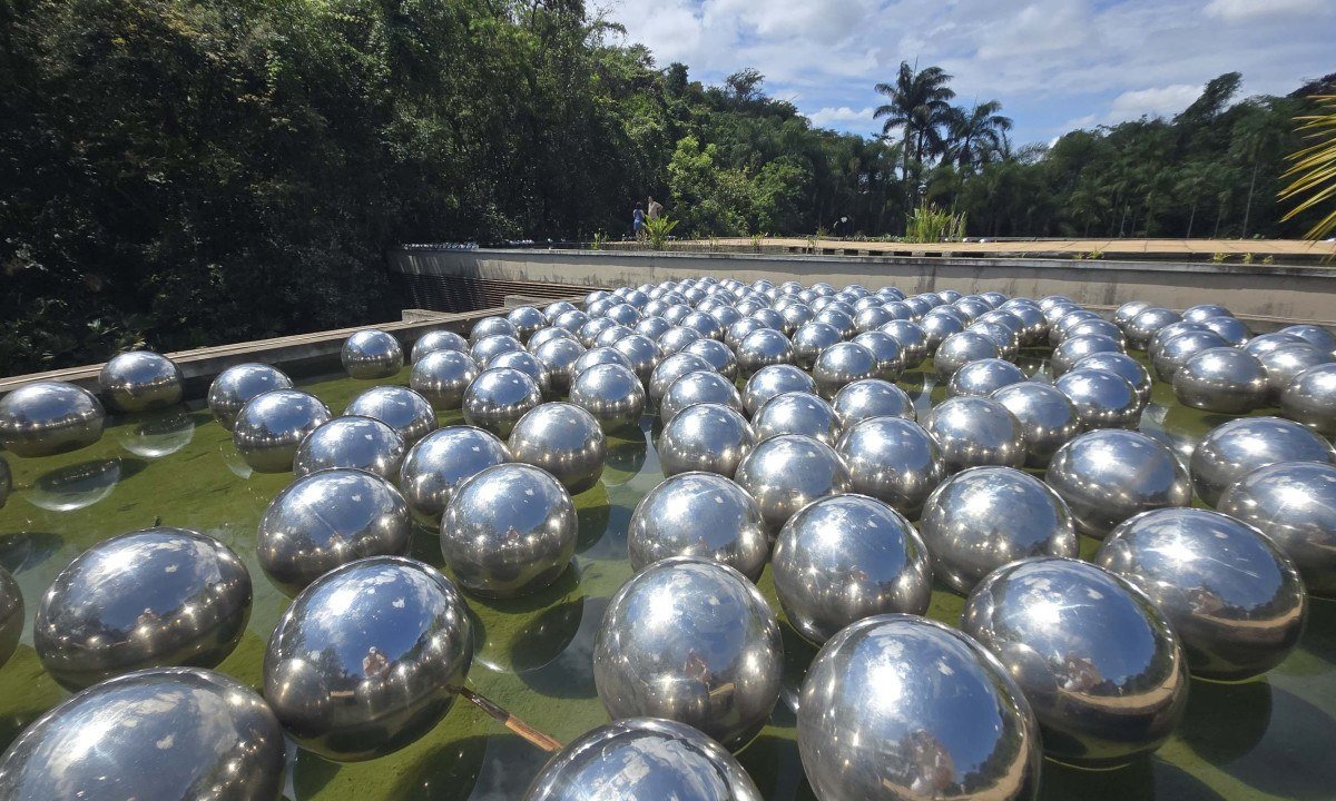No Eixo Rosa, sobre o espelho d&rsquo;&aacute;gua do Centro de Educa&ccedil;&atilde;o e Cultura Burle Marx, est&aacute; Narcissus Garden (1966/2009), da artista Yayoi Kusama