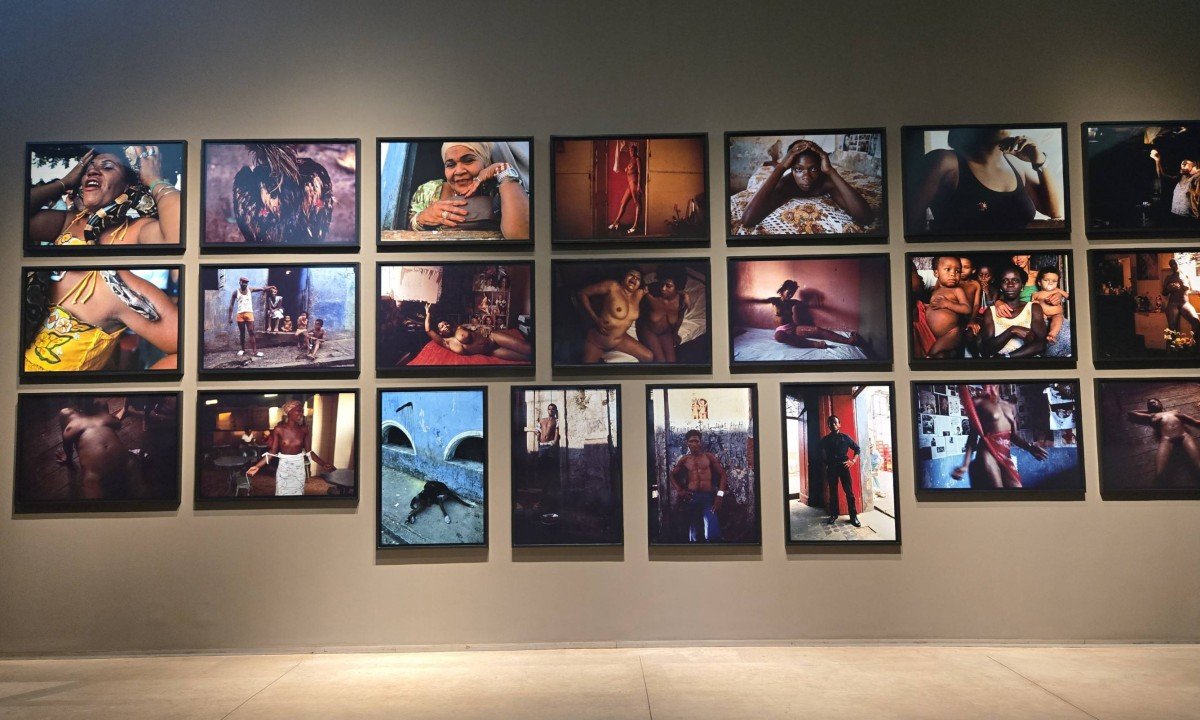  As fotografias e instala&ccedil;&otilde;es de Miguel Rio Branco exploram cenas de Salvador (especialmente o Pelourinho dos anos 1970-80), com forte carga de cor, sensualidade e viol&ecirc;ncia