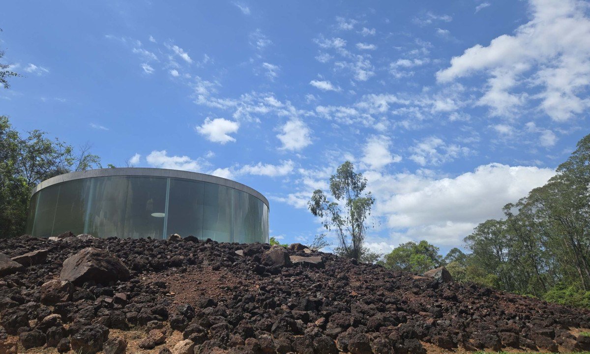 Sonic Pavilion, de Doug Aitken: pavilh&atilde;o circular de vidro e a&ccedil;o no alto do terreno
