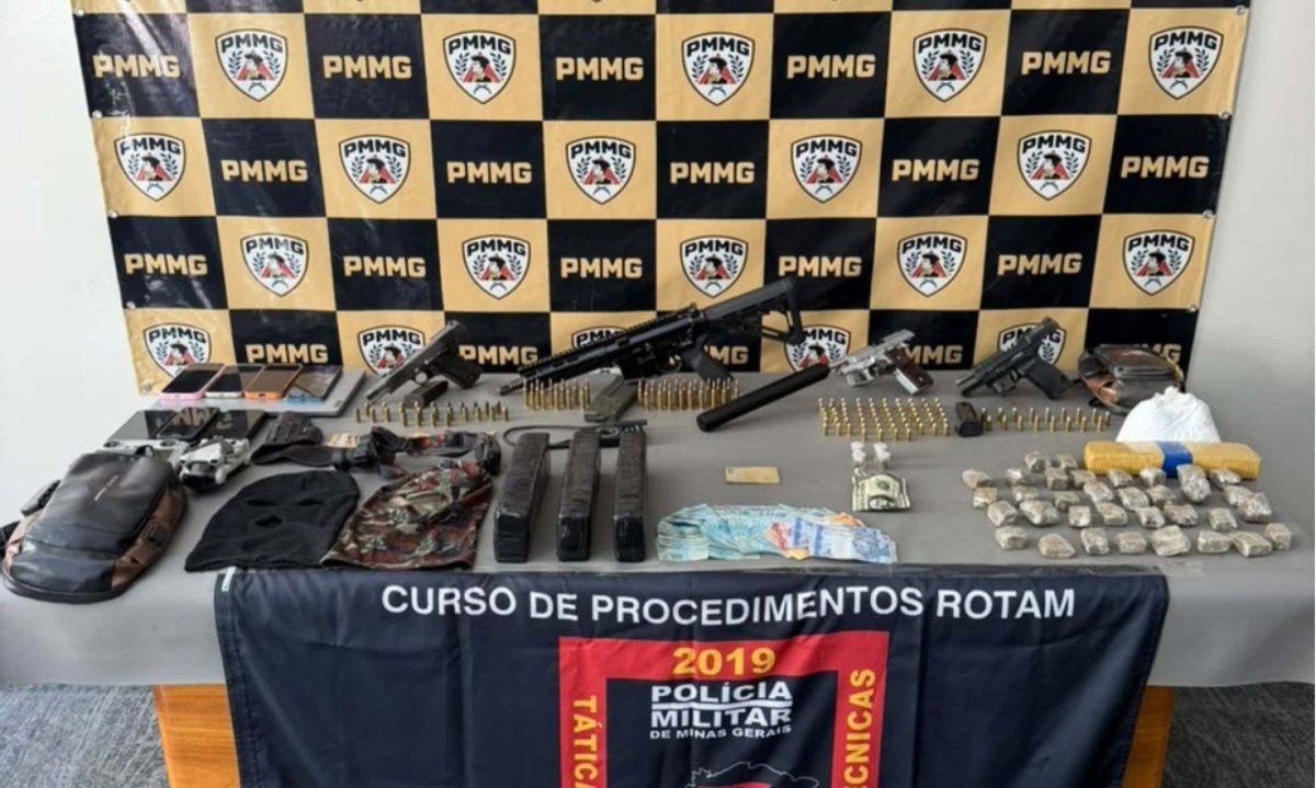 Diversas armas foram apreendidas em operação realizada pela PM em Campo Belo - (crédito: PMMG/Divulgação)