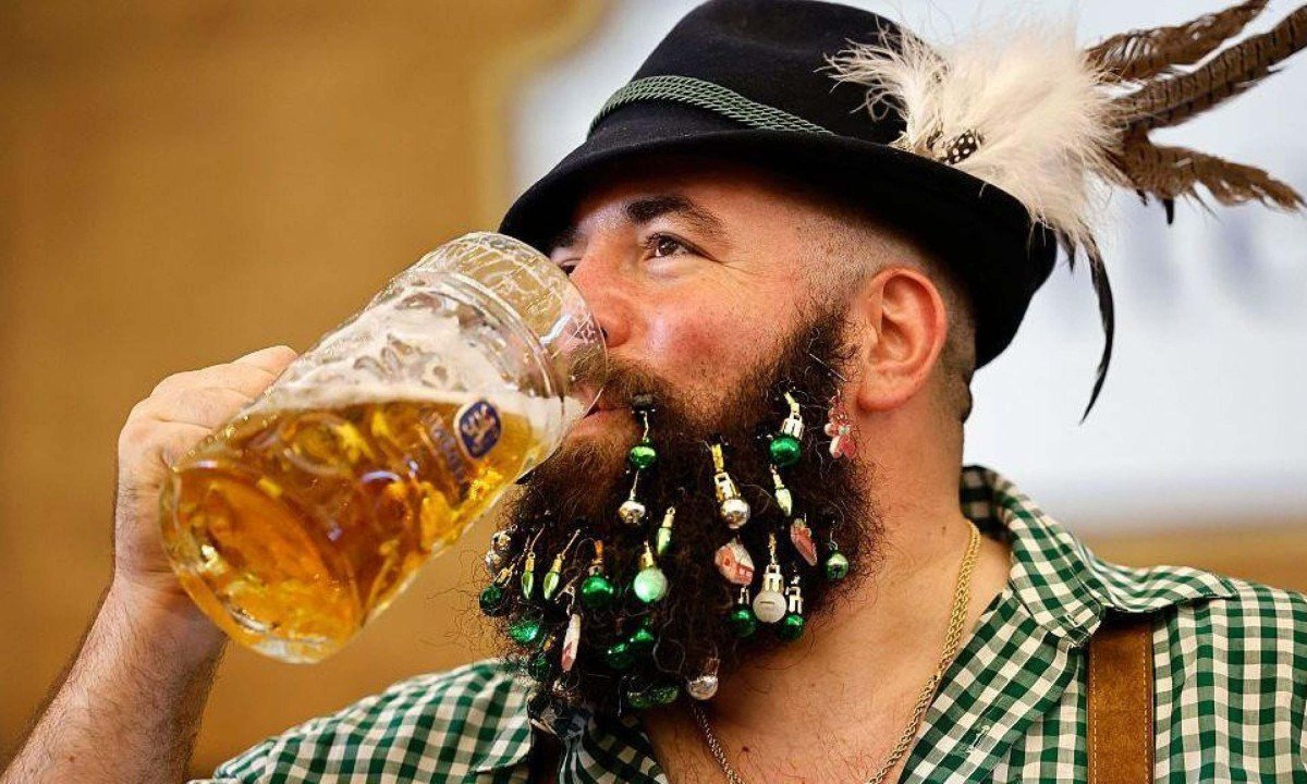 Durante o Oktoberfest, muitos dos presentes, moradores ou não, usam os trajes típicos da região da Baviera - (crédito: Getty Images)