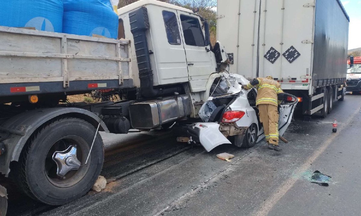 Dentro do carro estavam um homem de 41 anos, duas mulheres, uma de 38 anos e uma de 42 anos, além de um menino de 3 anos - (crédito: CBMM/Divulgação )