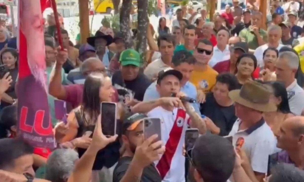 Cleitinho discursa ao lado de bandeira do Lula em Minas Novas, no Vale do Jequitinhonha - (crédito: Divulgação/Campanha Cleitinho)