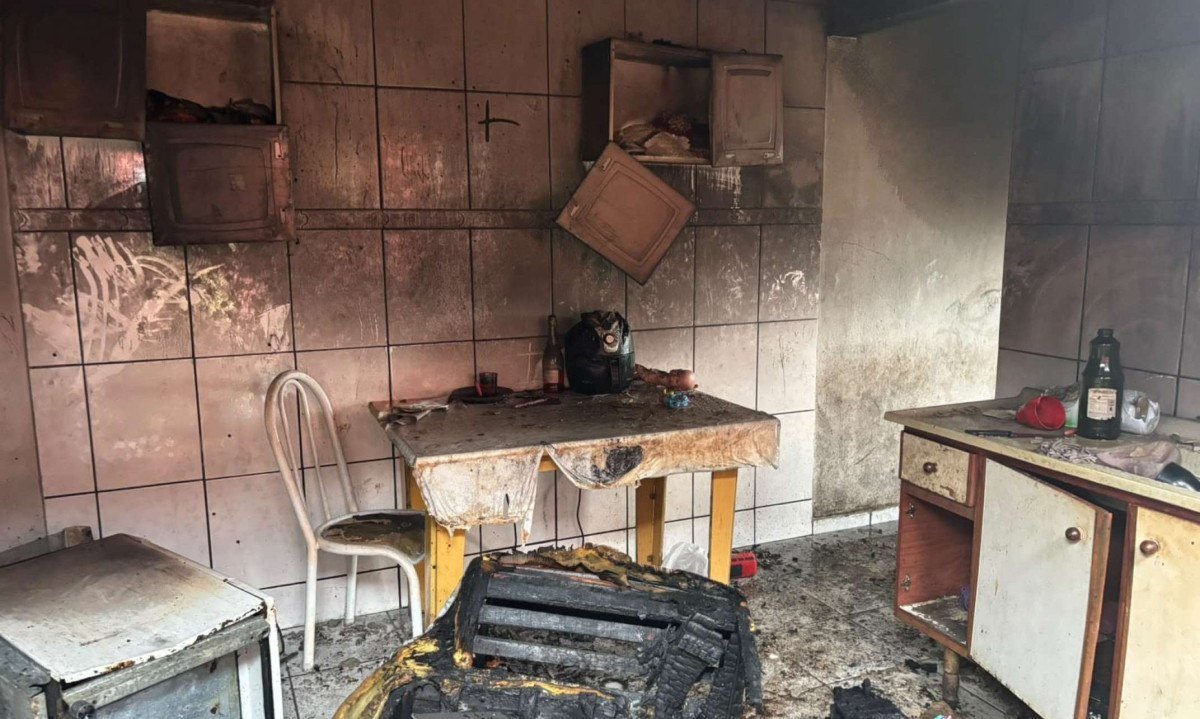 Cozinha foi destruída pelo fogo, que deixou uma pessoa com os braços queimados - (crédito: CBMMG/Divulgação)