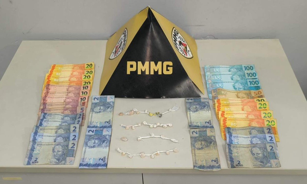 Drogas foram encontradas em bolsinha de pelúcia carregada pela mulher. Com o companheiro dela, foram localizadas várias notas de dinheiro - (crédito: PMMG/Divulgação)