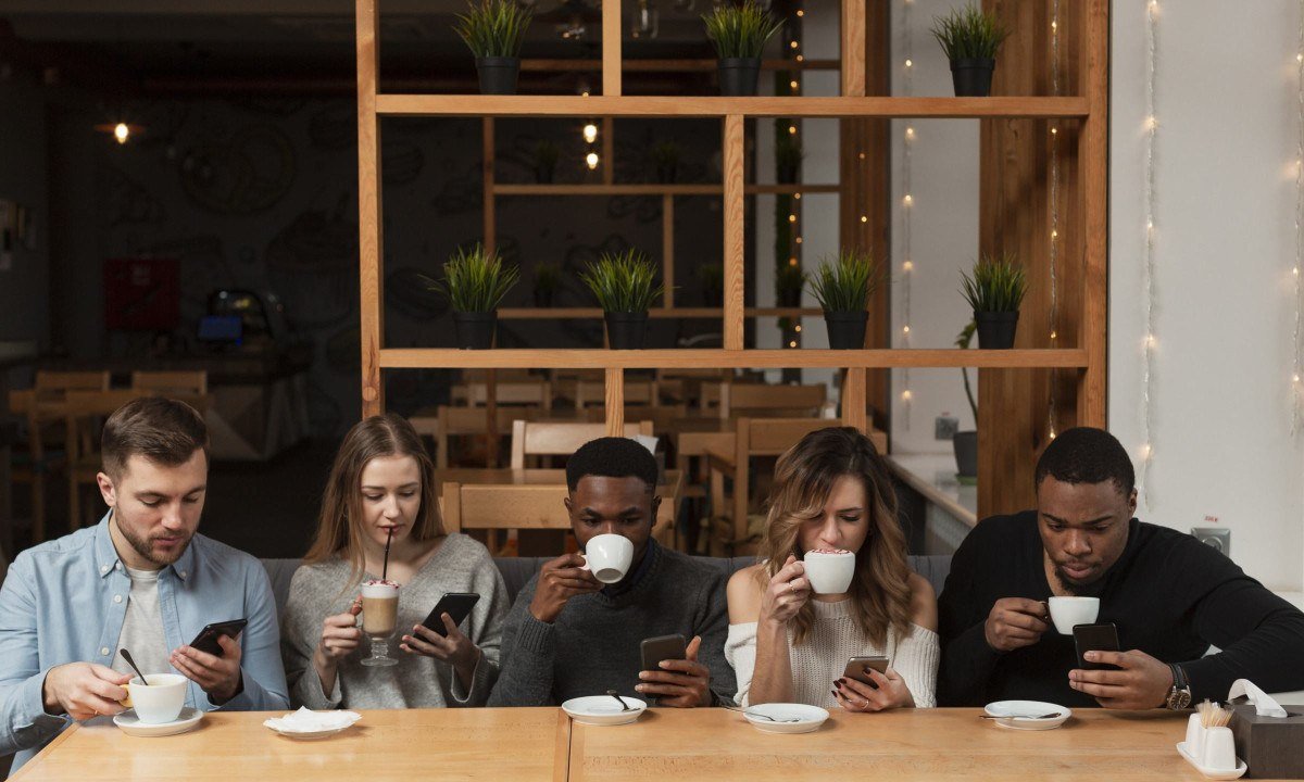 As pessoas saem menos de casa e, mesmo quando saem, num jantar, por exemplo, sempre estão com o celular e dão uma olhadinha no Instagram, no WhatsApp, no TikTok, e acabam conversando menos - (crédito: Dmytro Sheremeta/ Magnific)