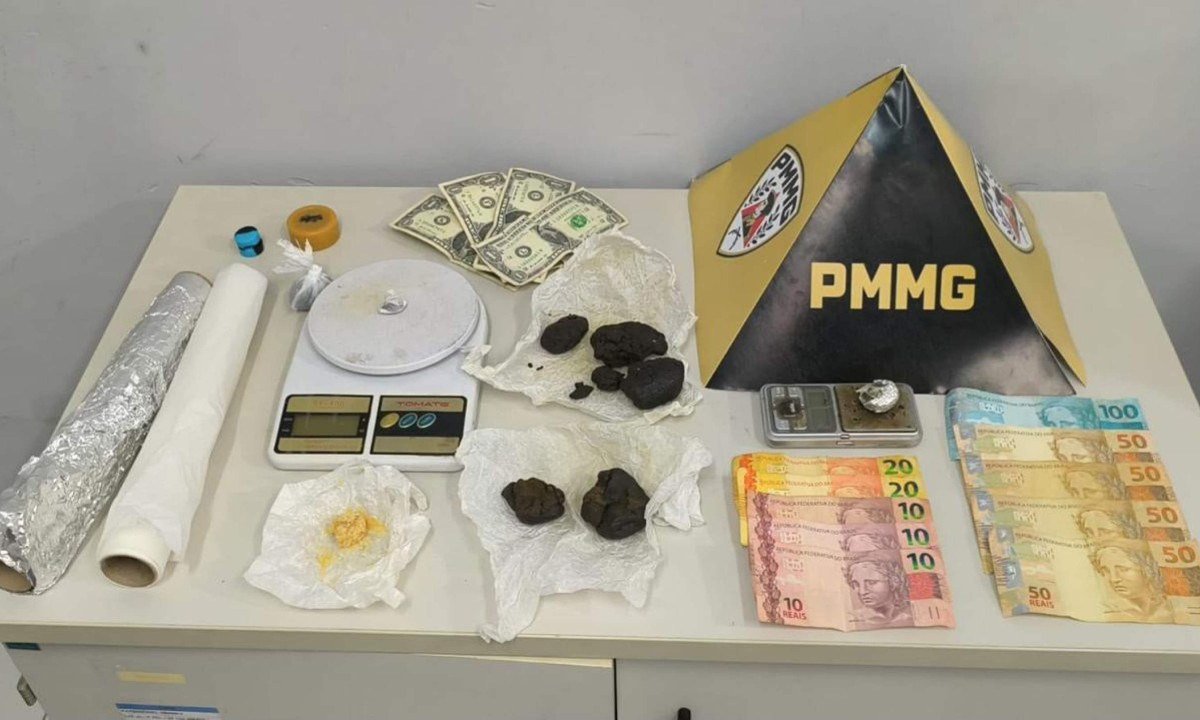 Material apreendido pela PM na casa do suspeito foi encaminhado à delegacia - (crédito: PMMG/Divulgação)