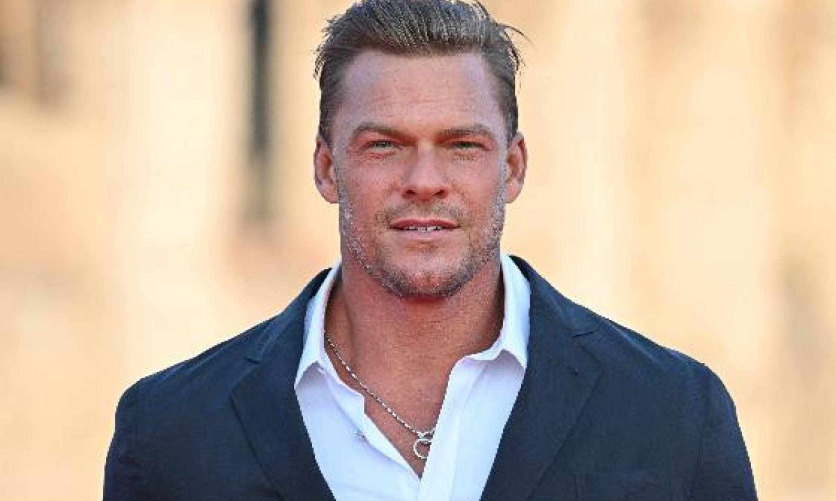 Ator Alan Ritchson, protagonista da série 'Reacher', que já confirmou uma quinta temporada para 2027 - (crédito: Alberto Pizzoli/AFP)