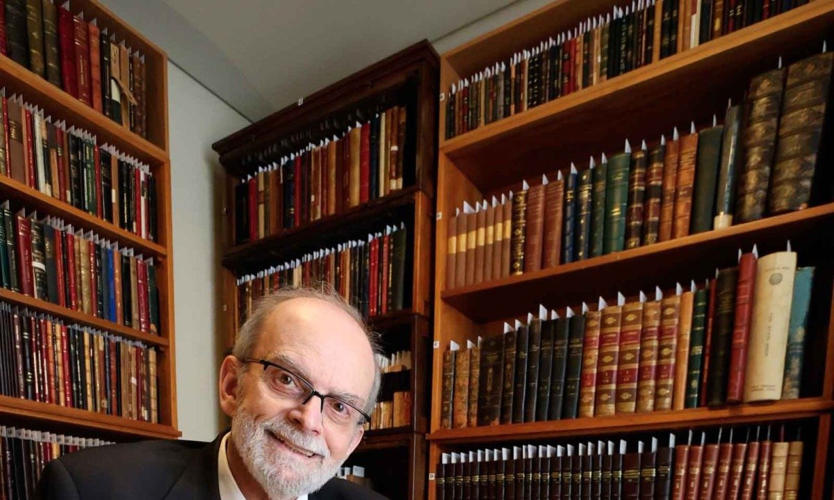 Guardião do acervo bibliográfico, o professor Amílcar Martins comemora as "bodas de prata" do instituto cultural que reúne mais de 15 mil títulos - (crédito: MARCOS VIEIRA/EM/D.A PRESS)