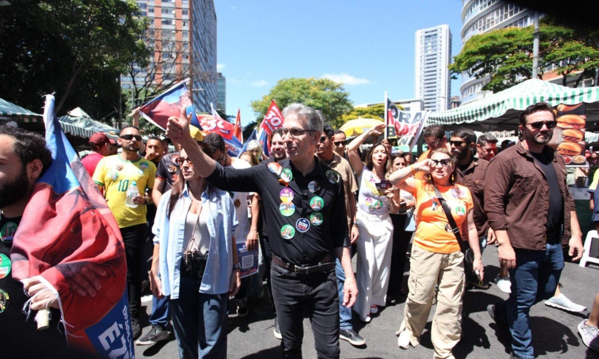 Zema caminhou ao lado de apoiadores e candidatos do Novo - (crédito: Edésio Ferreira/EM/D.A Press)