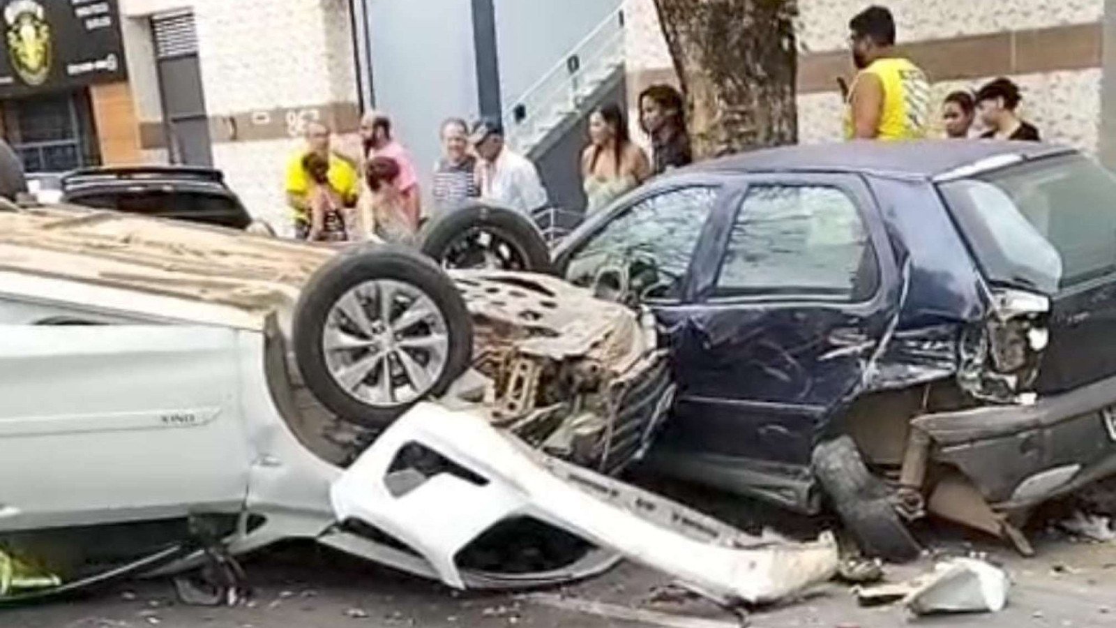 Motorista dorme ao volante e carro capota e atinge três veículos em Minas