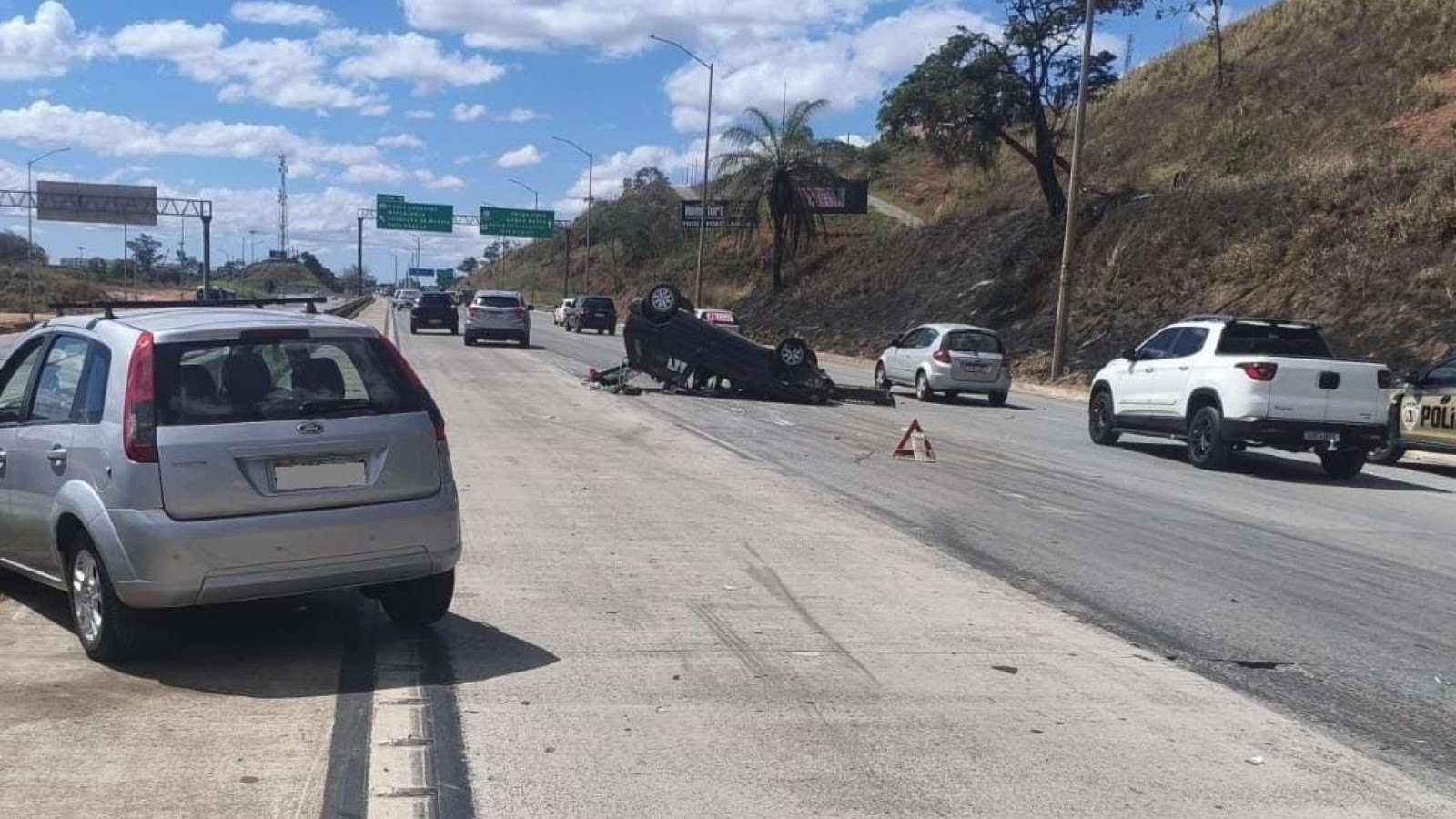 Carro capota na MG-010, na Grande BH, e deixa feridos