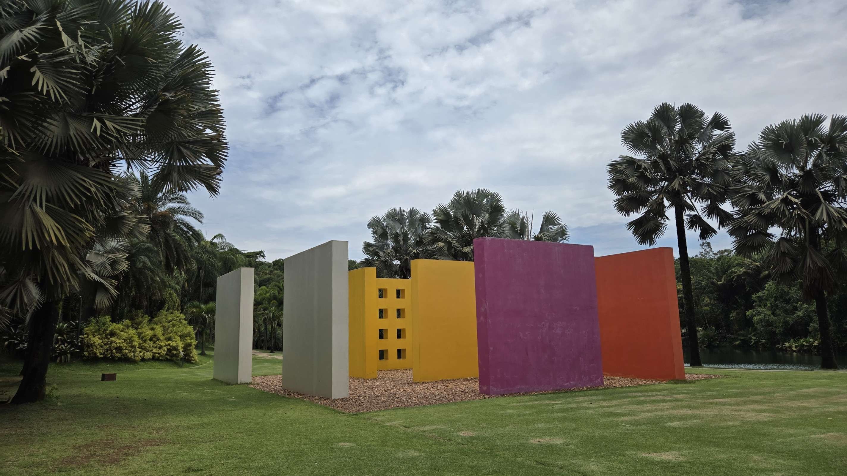 No Eixo Amarelo, está a obra Invenção da cor, Penetrável Magic Square #5, De Luxe, de Hélio Oiticica-Carlos Altman/EM