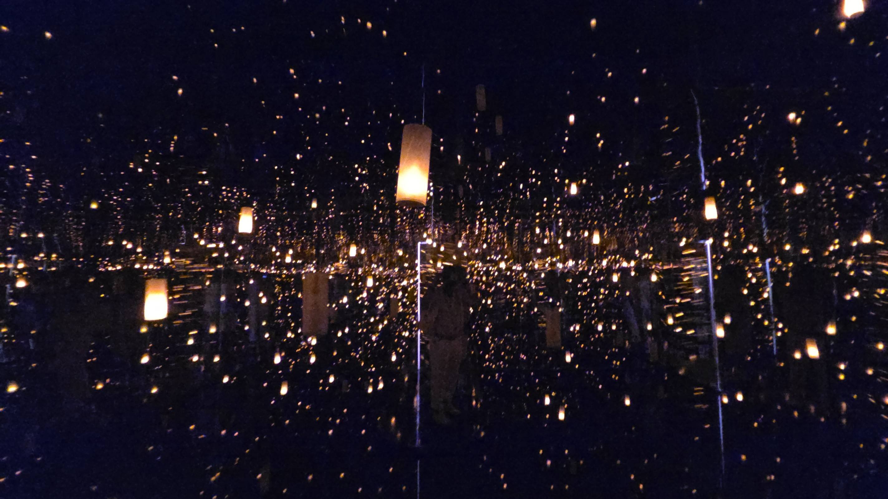 Inhotim abriga também a exposição Aftermath of Obliteration of Eternity (2009): uma sala pequena e escura, forrada de espelhos e pontos de luz pendentes. de Yayoi Kusama-Carlos Altman/EM