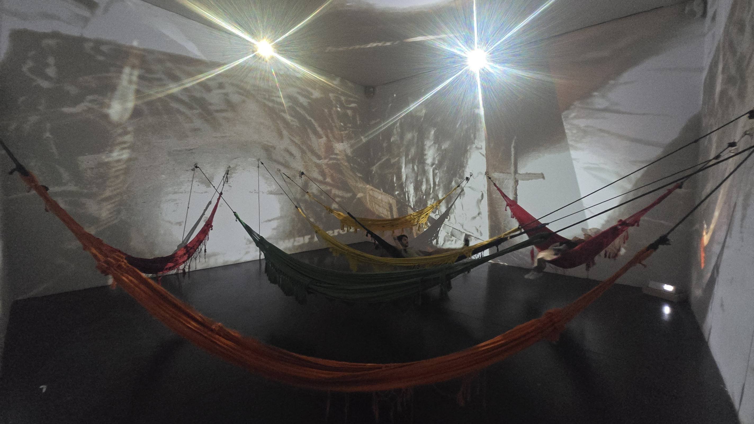 Galeria Cosmococa (Hélio Oiticica e Neville D’Almeida): salas com redes, colchões e almofadas no chão-Carlos Altman/EM