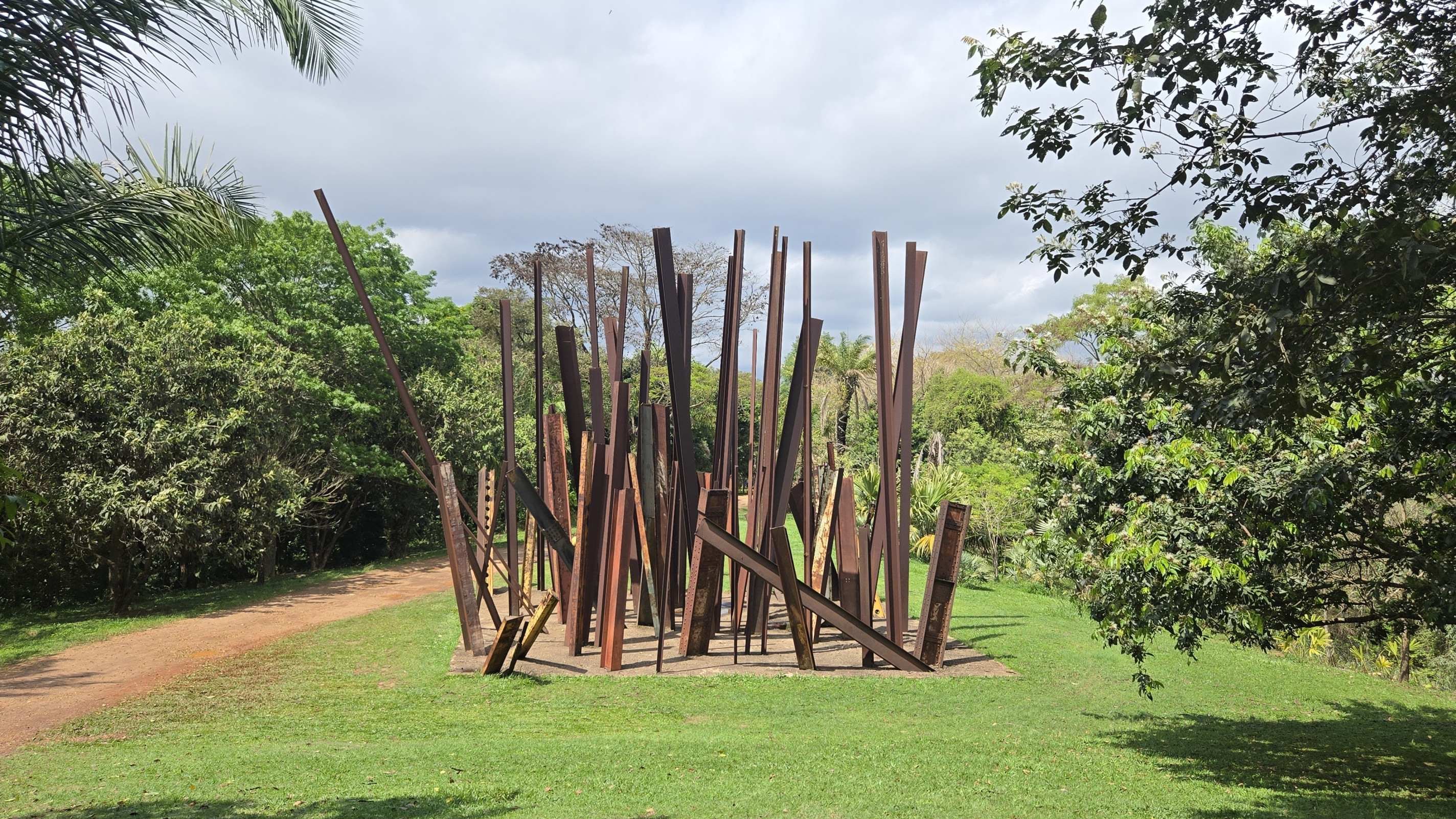 A escultura com as vigas de ferro Beam Drop Inhotim (Chris Burden) é uma das mais conhecidas-Carlos Altman/EM