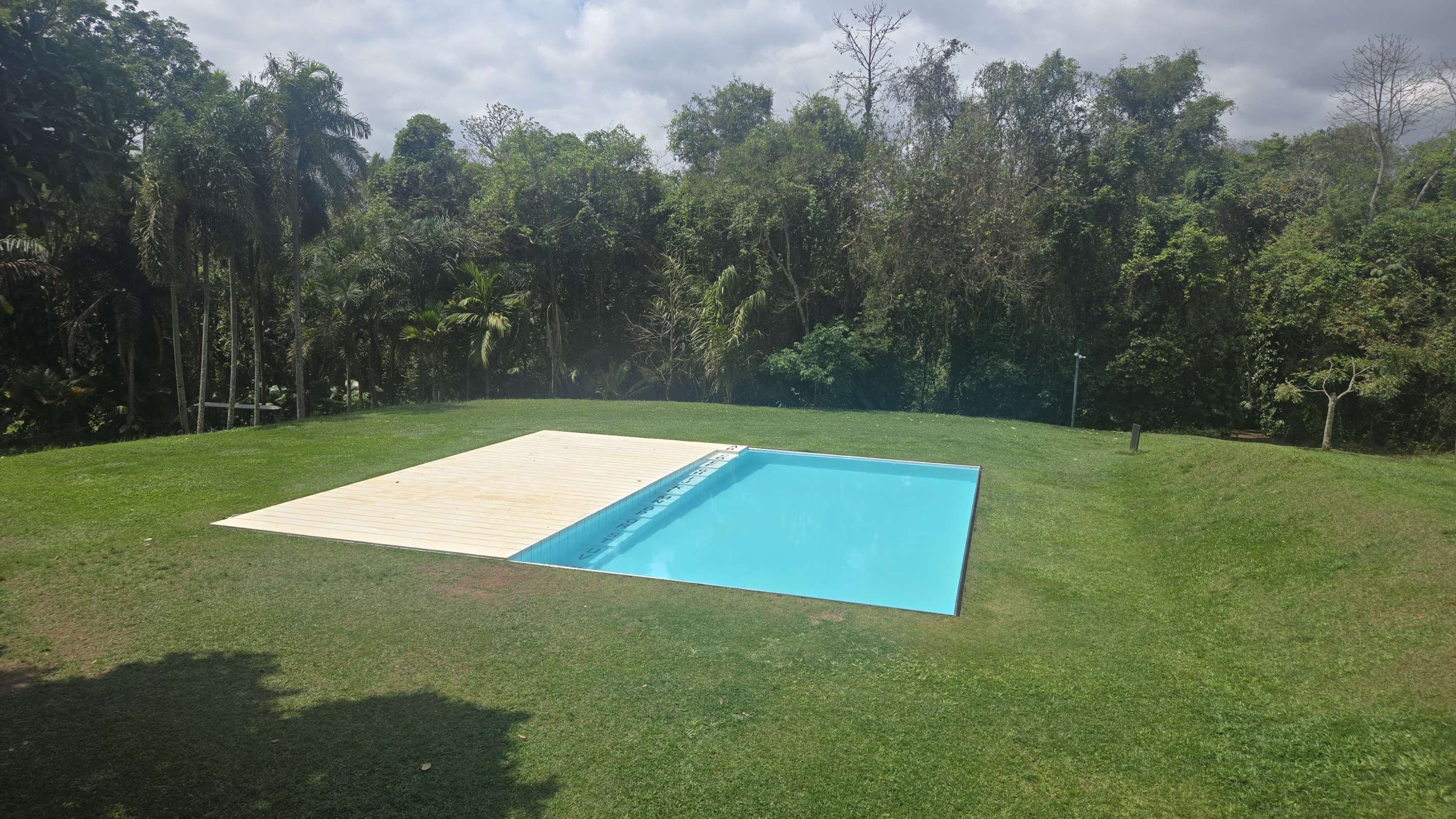 Leve roupa de banho e nade na instalação Piscina (2009), de Jorge Macchi-Carlos Altman/EM