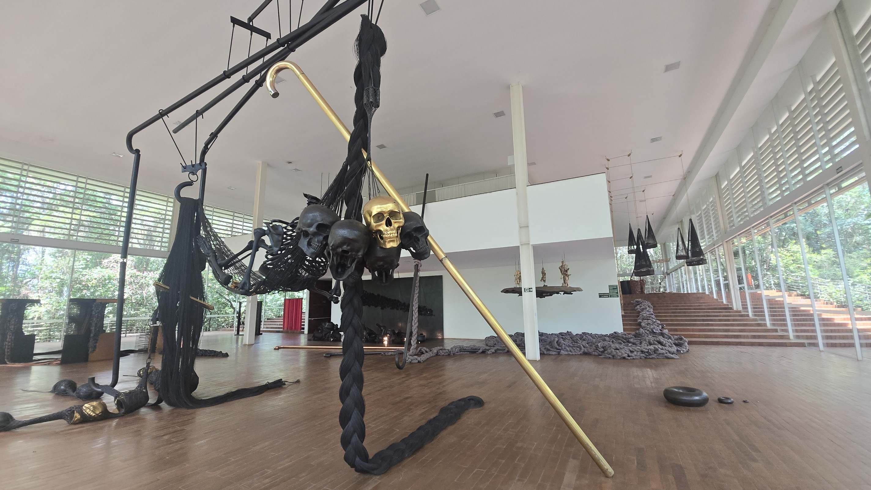 Visite a Galeria Psicoativa Tunga (uma das maiores do parque): edifício de vidro inserido na mata-Carlos Altman/EM