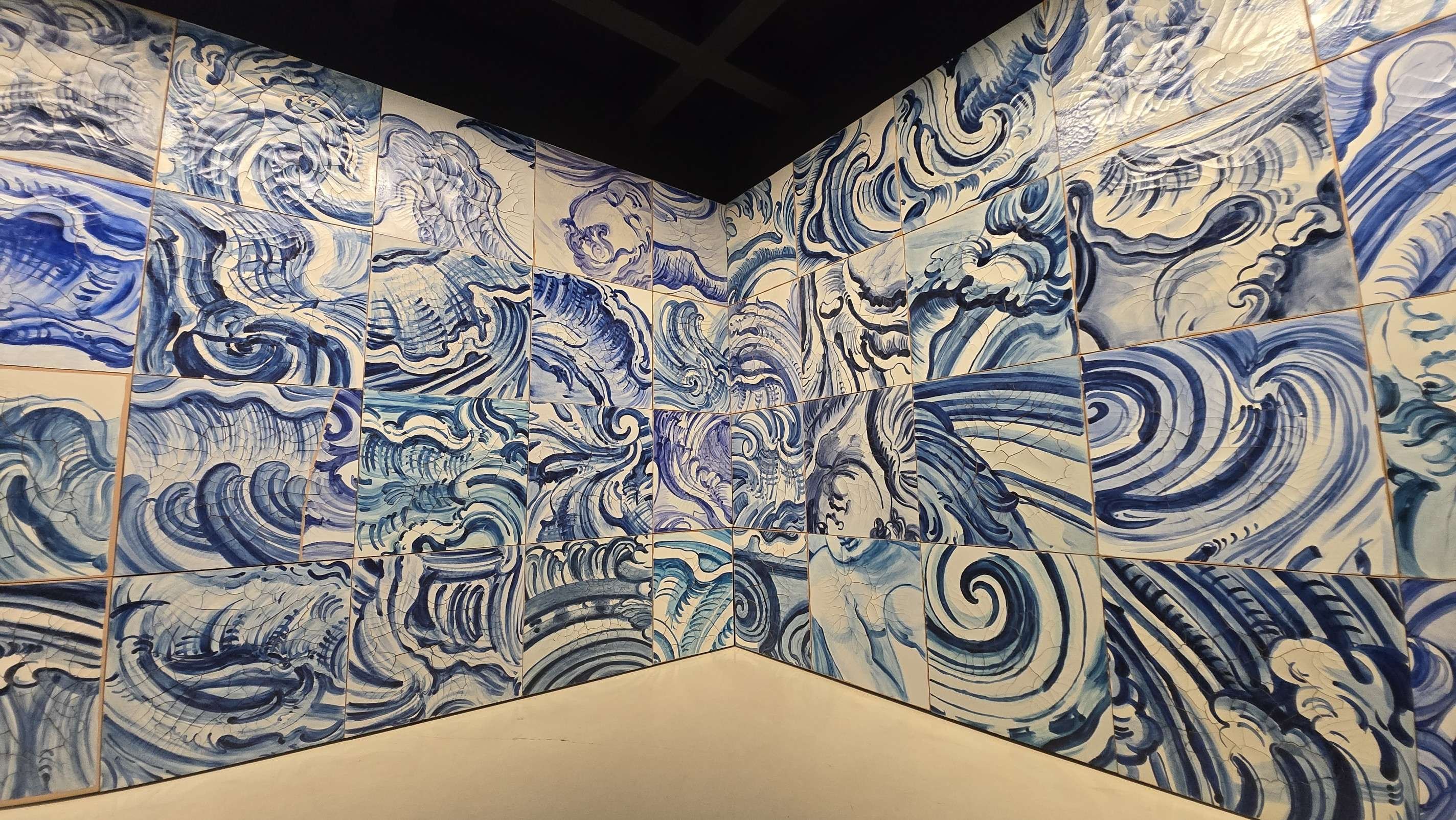 Galeria Adriana Varejão: arquitetura que incorpora azulejos, água e formas de ruína-Carlos Altman/EM