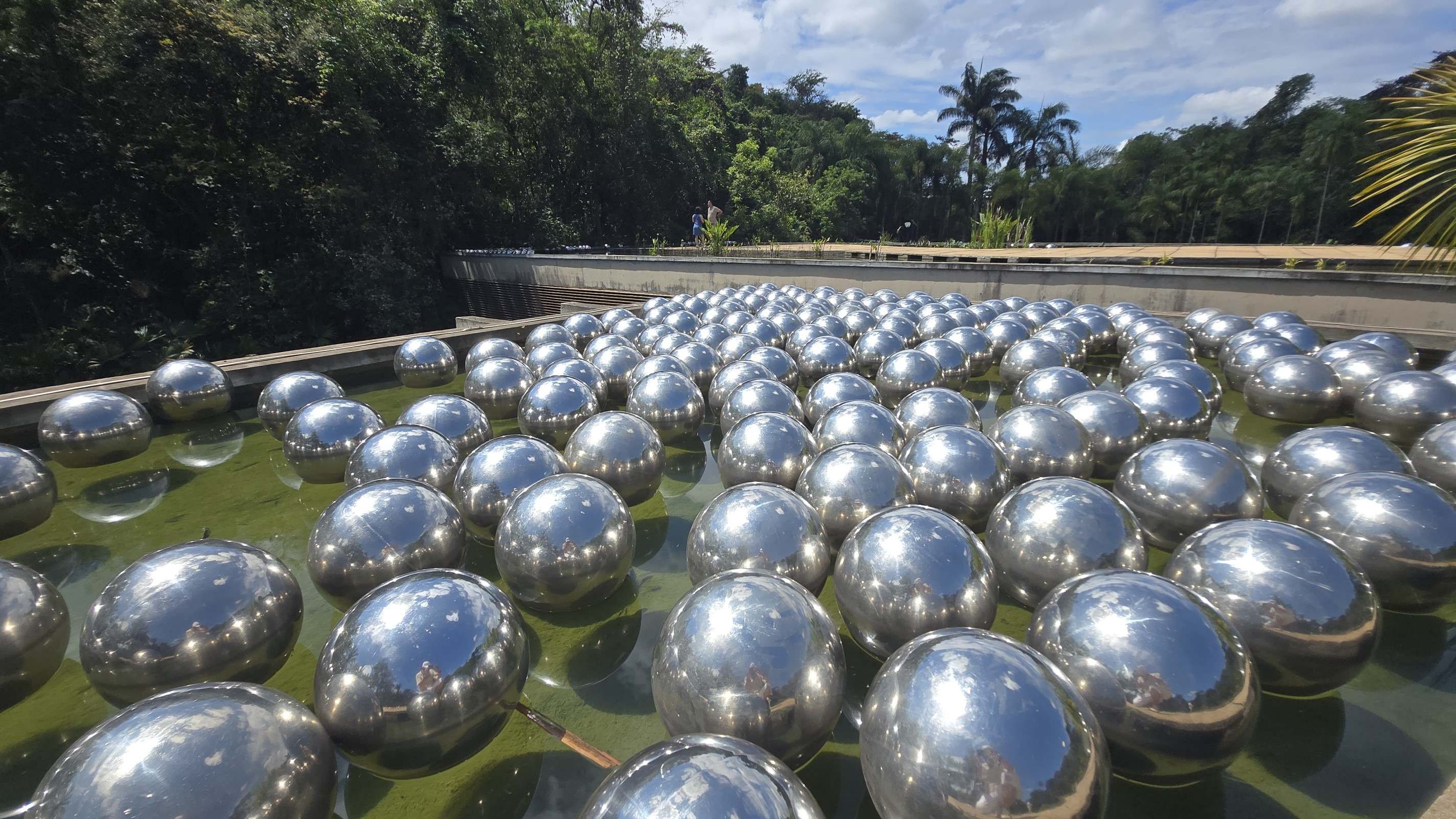 No Eixo Rosa, sobre o espelho d’água do Centro de Educação e Cultura Burle Marx, está Narcissus Garden (1966/2009), da artista Yayoi Kusama-Carlos Altman/EM