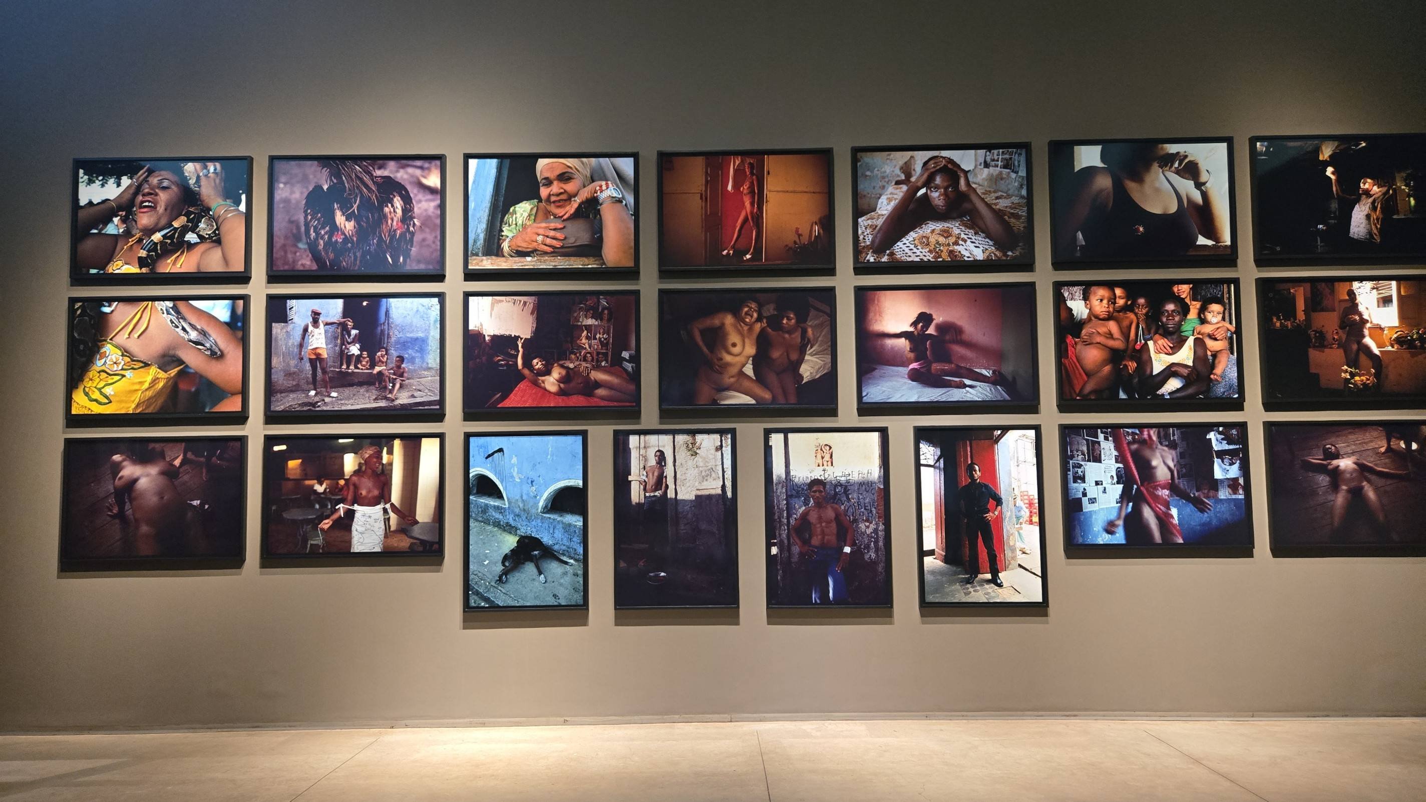  As fotografias e instalações de Miguel Rio Branco exploram cenas de Salvador (especialmente o Pelourinho dos anos 1970-80), com forte carga de cor, sensualidade e violência-Carlos Altman/EM