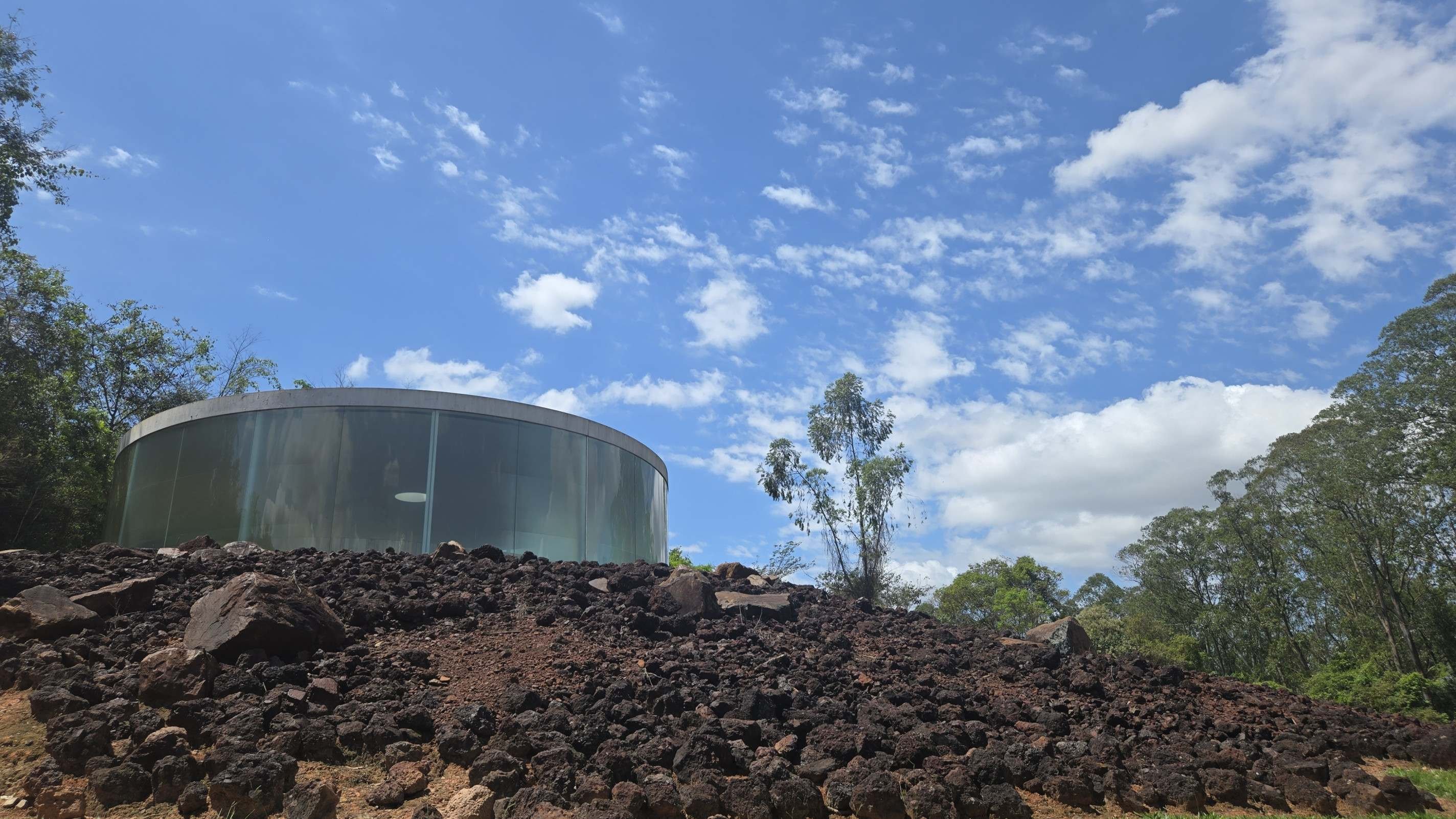 Sonic Pavilion, de Doug Aitken: pavilhão circular de vidro e aço no alto do terreno-Carlos Altman/EM