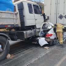 Carro é prensado entre dois caminhões em acidente na BR-251 em Minas - CBMM/Divulgação 