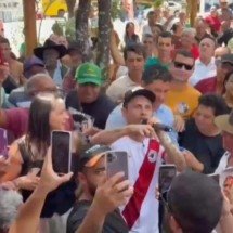 Ao lado de bandeira de Lula, Cleitinho defende governo para todos - Divulgação/Campanha Cleitinho