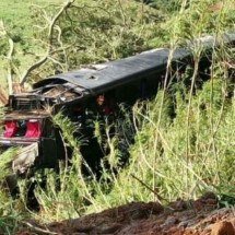 Ônibus de romeiros de Lavras cai de ribanceira em SP e 6 pessoas morrem
