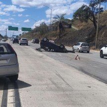 Carro capota na MG-010, na Grande BH, e deixa feridos - CBMMG/Divulgação