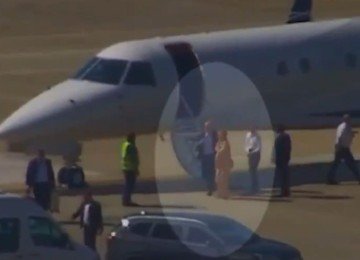 Moraes e Viviane Barci desembarcando no Rio de Janeiro -  (crédito: Reprodução/O Globo)