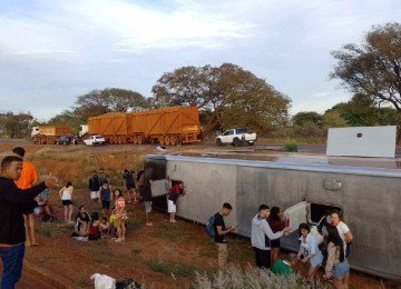 Tombamento de &ocirc;nibus na LMG-799, em Uberaba, deixou sete feridos entre os 51 passageiros que seguiam para parque aqu&aacute;tico  -  (crédito: CBMMG)