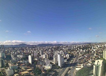 Dia amanheceu claro em Belo Horioznte, com poucas nuvens e frio, mas deve esquentar até 35°C durante a semana. Na foto, vista da região Centro-Sul a partir da Nordeste -  (crédito: Reprodução/Clima ao Vivo)