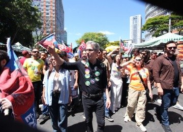 Zema caminhou ao lado de apoiadores e candidatos do Novo -  (crédito: Edésio Ferreira/EM/D.A Press)