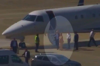 Moraes e Viviane Barci desembarcando no Rio de Janeiro -  (crédito: Reprodução/O Globo)