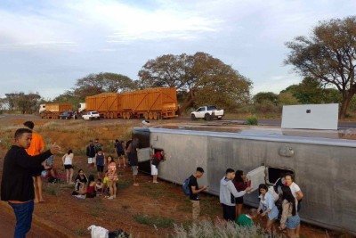 Tombamento de &ocirc;nibus na LMG-799, em Uberaba, deixou sete feridos entre os 51 passageiros que seguiam para parque aqu&aacute;tico  -  (crédito: CBMMG)
