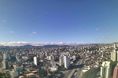 Dia amanheceu claro em Belo Horioznte, com poucas nuvens e frio, mas deve esquentar até 35°C durante a semana. Na foto, vista da região Centro-Sul a partir da Nordeste -  (crédito: Reprodução/Clima ao Vivo)