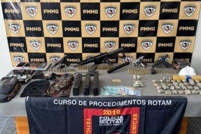 Diversas armas foram apreendidas em operação realizada pela PM em Campo Belo -  (crédito: PMMG/Divulgação)