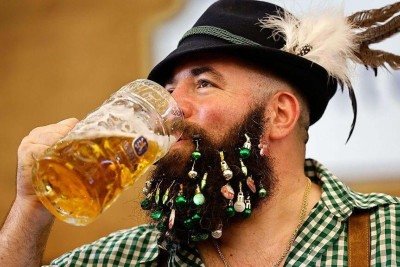 Durante o Oktoberfest, muitos dos presentes, moradores ou n&atilde;o, usam os trajes t&iacute;picos da regi&atilde;o da Baviera -  (crédito: Getty Images)