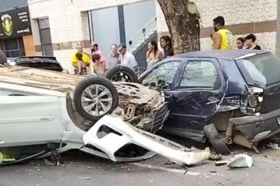 Carro capota e atinge três veículos em Governador Valadares, no Rio Doce, em Minas Gerais -  (crédito: Reprodução)