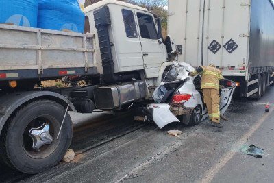 Dentro do carro estavam um homem de 41 anos, duas mulheres, uma de 38 anos e uma de 42 anos, além de um menino de 3 anos -  (crédito: CBMM/Divulgação )