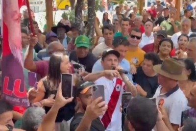 Cleitinho discursa ao lado de bandeira do Lula em Minas Novas, no Vale do Jequitinhonha -  (crédito: Divulgação/Campanha Cleitinho)