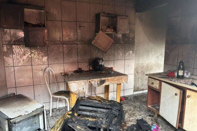 Cozinha foi destruída pelo fogo, que deixou uma pessoa com os braços queimados -  (crédito: CBMMG/Divulgação)