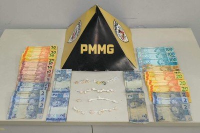 Drogas foram encontradas em bolsinha de pelúcia carregada pela mulher. Com o companheiro dela, foram localizadas várias notas de dinheiro -  (crédito: PMMG/Divulgação)